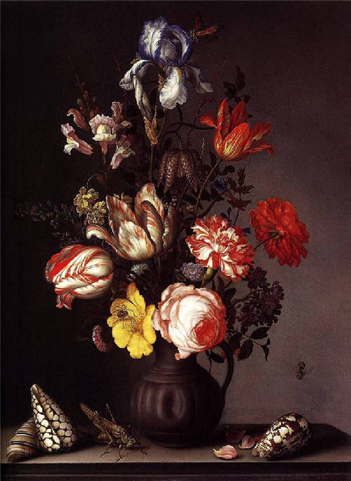 Цветы в вазе с раковинами и насекомыми