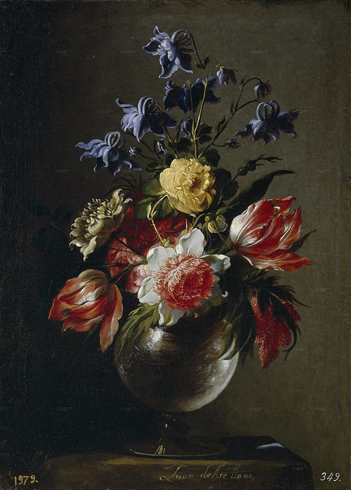Цветы в стеклянной вазе