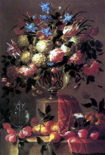Цветы в стеклянной вазе на постаменте с фруктами