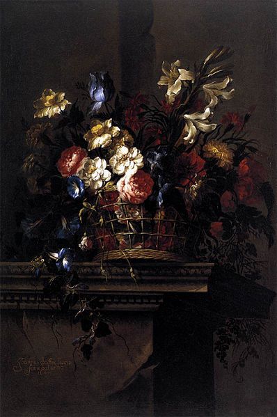 Цветы в корзине на постаменте