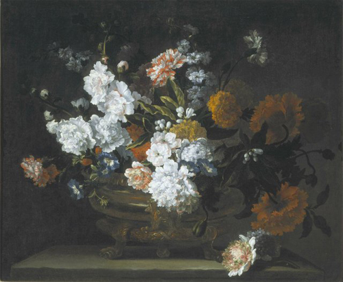 Цветы в серебрянной вазе